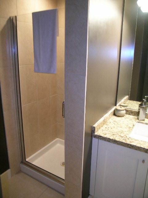 Bright bathroom with granite countertop and modern shower. - 902 - 1625 Hornby Street, Vancouver Downtown
