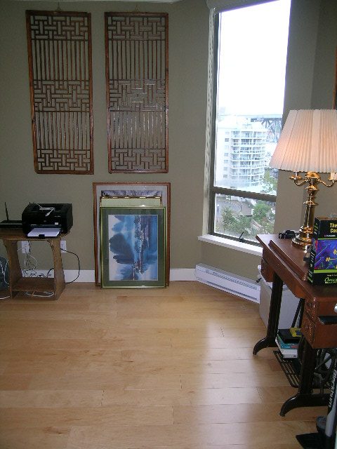 Bright living room with hardwood floors, city view, and framed artwork. - 902 - 1625 Hornby Street, Vancouver Downtown