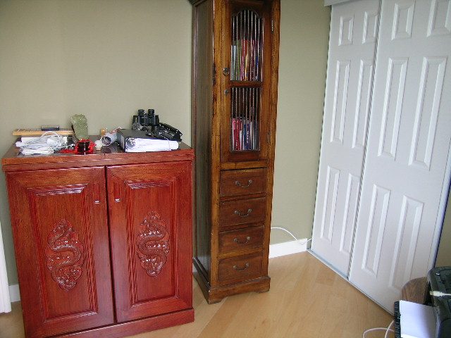 Bright living room with wooden furniture and hardwood floors. - 902 - 1625 Hornby Street, Vancouver Downtown