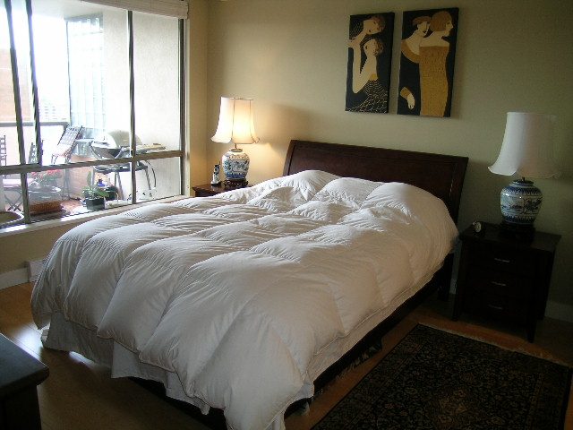 Furnished 1-bedroom + den with hardwood floors, city view, and cozy bedding. - 902 - 1625 Hornby Street, Vancouver Downtown