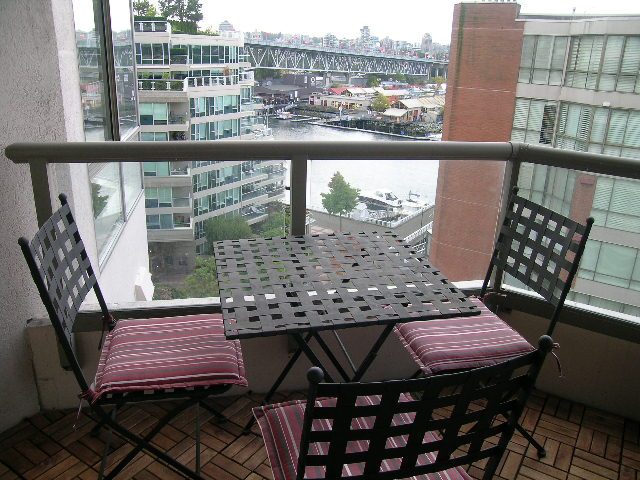 Furnished balcony with city view and patio furniture. - 902 - 1625 Hornby Street, Vancouver Downtown