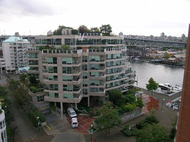 Bright living room with city view and modern furnishings. - 902 - 1625 Hornby Street, Vancouver Downtown