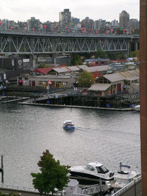 Bright waterfront living with stunning city views and dock access. - 902 - 1625 Hornby Street, Vancouver Downtown
