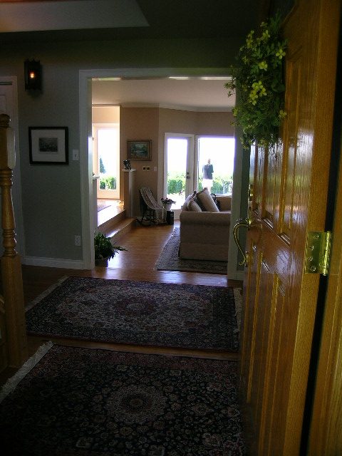 Furnished living room with hardwood floors and a view of the garden. - 1332 Camridge Place, West Vancouver