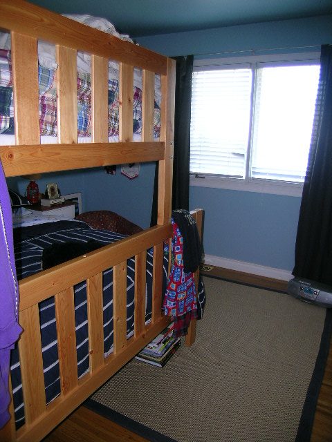 Bright bedroom with bunk beds, blue walls, and a window with blinds. - 1332 Camridge Place, West Vancouver