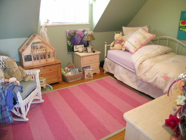 Bright bedroom with striped pink rug, twin beds, and wooden dresser. - 1332 Camridge Place, West Vancouver
