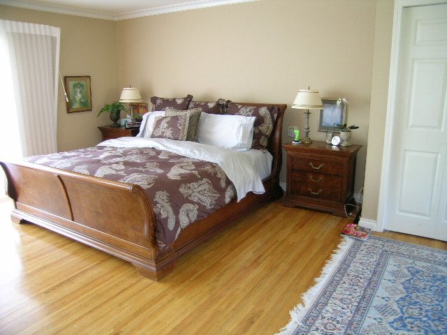 Furnished 3-bedroom house with hardwood floors and a cozy bedroom setup. - 1332 Camridge Place, West Vancouver