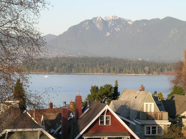 Bright townhouse with city view and mountain backdrop, featuring a cozy den and a serene waterfront. - 1628 Stephens Street, Vancouver West Side