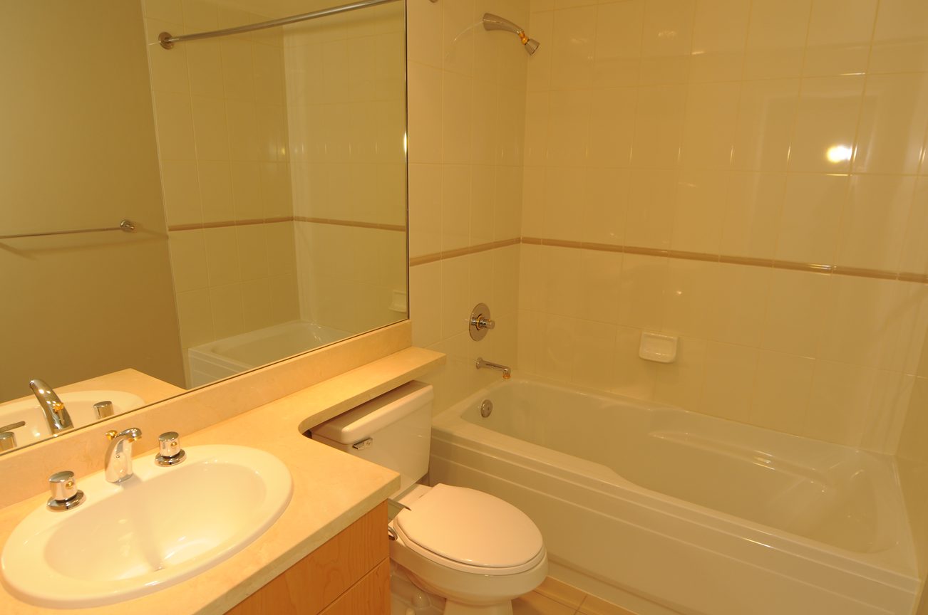 Bright bathroom with dual sinks and a bathtub, clean and well-maintained. - 604 - 1790 Bayshore Drive, Vancouver Downtown