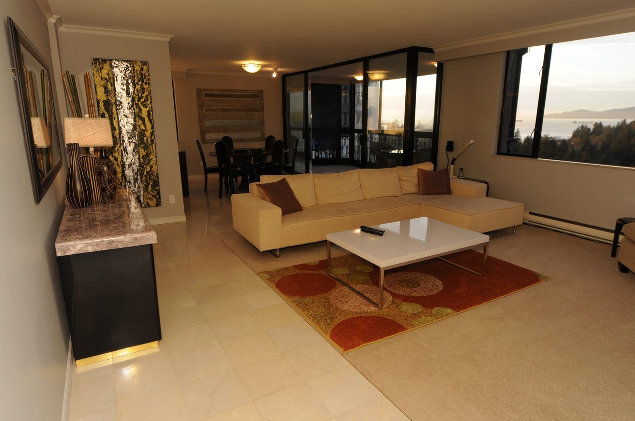 Bright living room with modern furniture, city view, and marble countertop. - 1501 - 845 Chilco Street, Vancouver Downtown