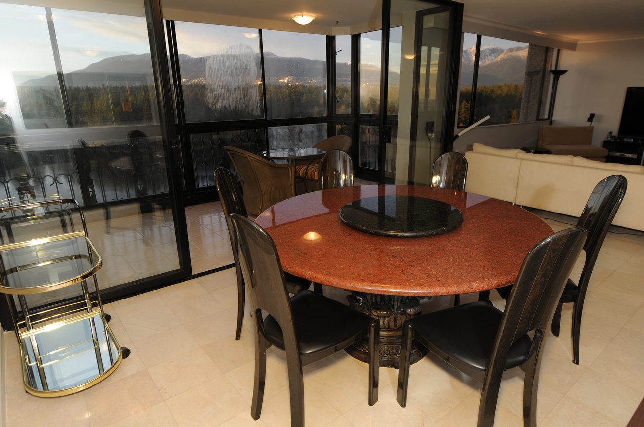 Dining area with granite table, city view, modern decor. - 1501 - 845 Chilco Street, Vancouver Downtown