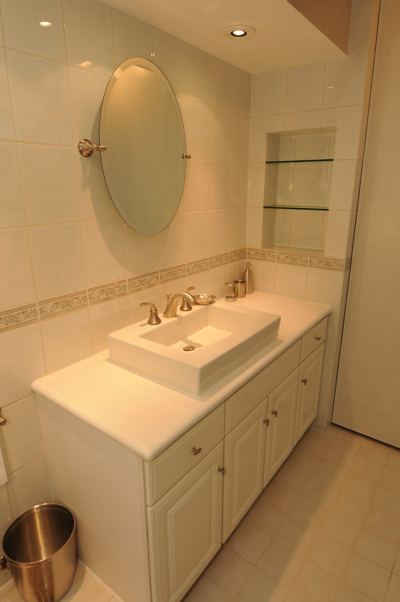 Bright bathroom with white countertop and sink, clean and organized. - 1501 - 845 Chilco Street, Vancouver Downtown