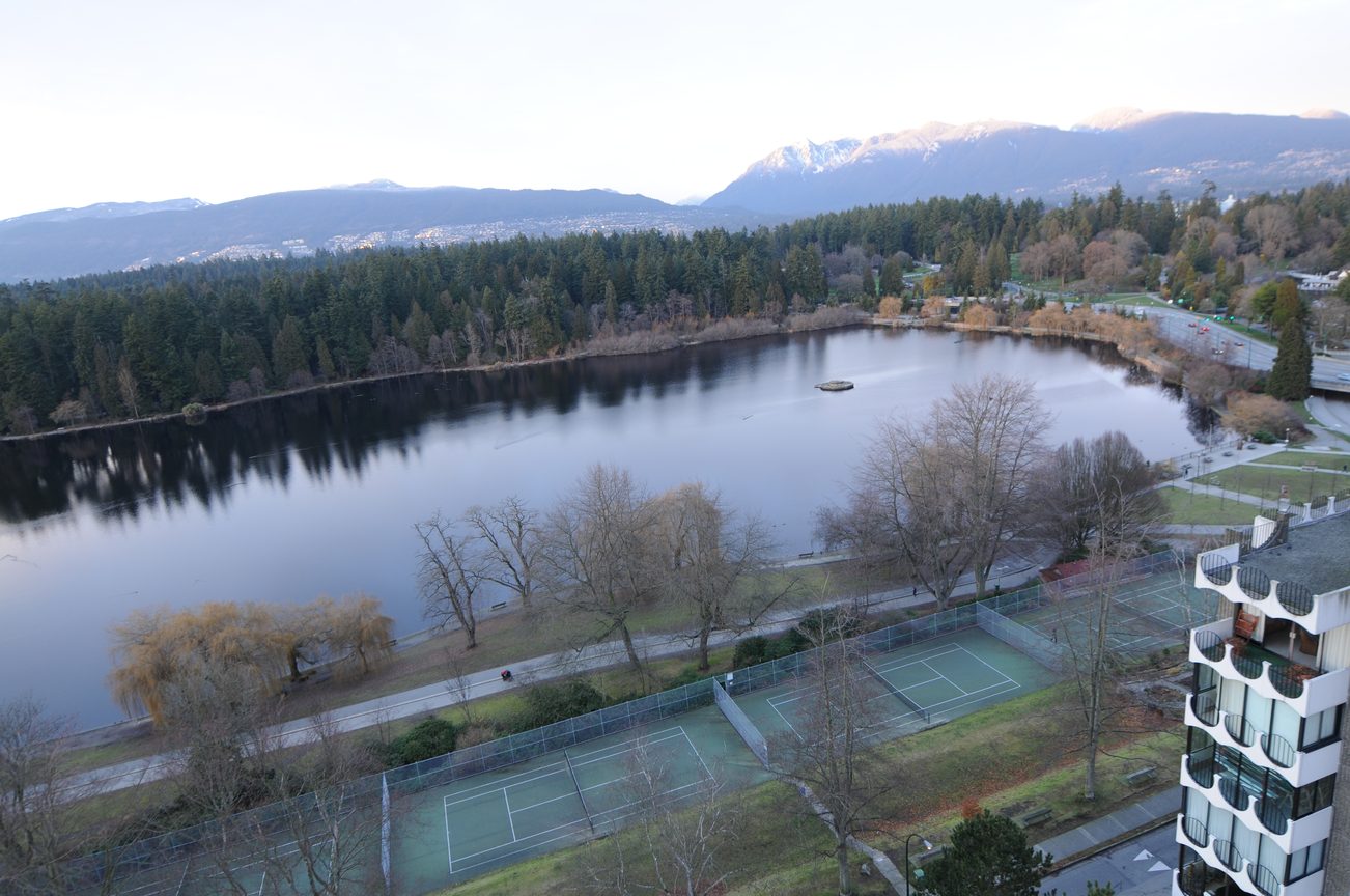 Furnished 4-bedroom condo with stunning mountain view and tennis courts nearby. - 1501 - 845 Chilco Street, Vancouver Downtown