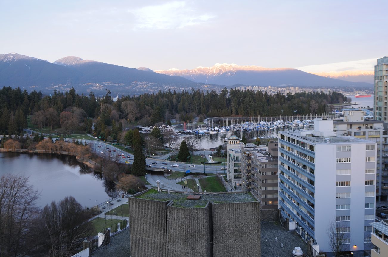 Bright living room with stunning city view and marina, surrounded by mountains. - 1501 - 845 Chilco Street, Vancouver Downtown