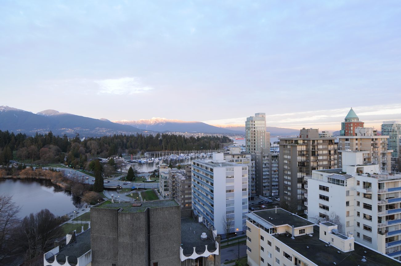 Furnished 4-bedroom condo with stunning city view and modern architecture. - 1501 - 845 Chilco Street, Vancouver Downtown