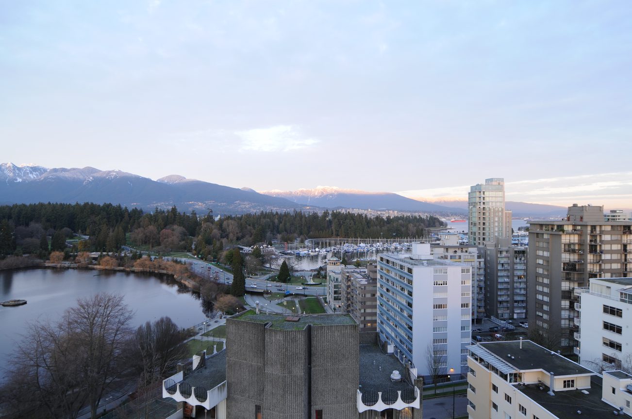 Furnished 4-bedroom condo with stunning city and mountain views. - 1501 - 845 Chilco Street, Vancouver Downtown