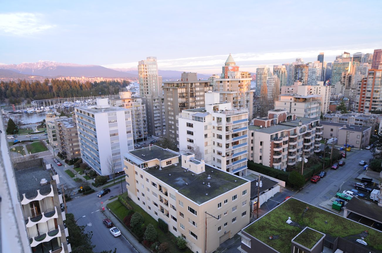 Bright living room with a stunning city view and modern furnishings. - 1501 - 845 Chilco Street, Vancouver Downtown
