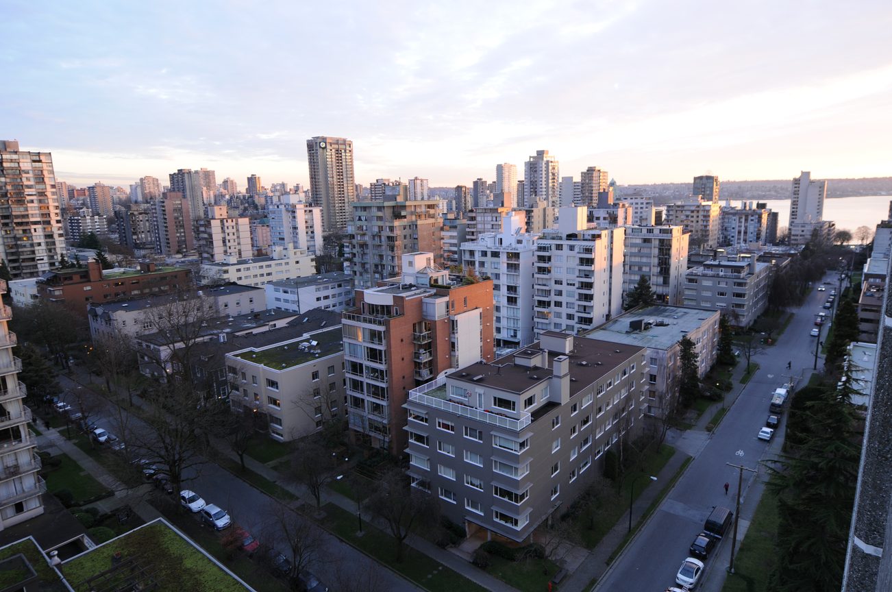 Furnished 4-bedroom condo with city view and modern decor. - 1501 - 845 Chilco Street, Vancouver Downtown