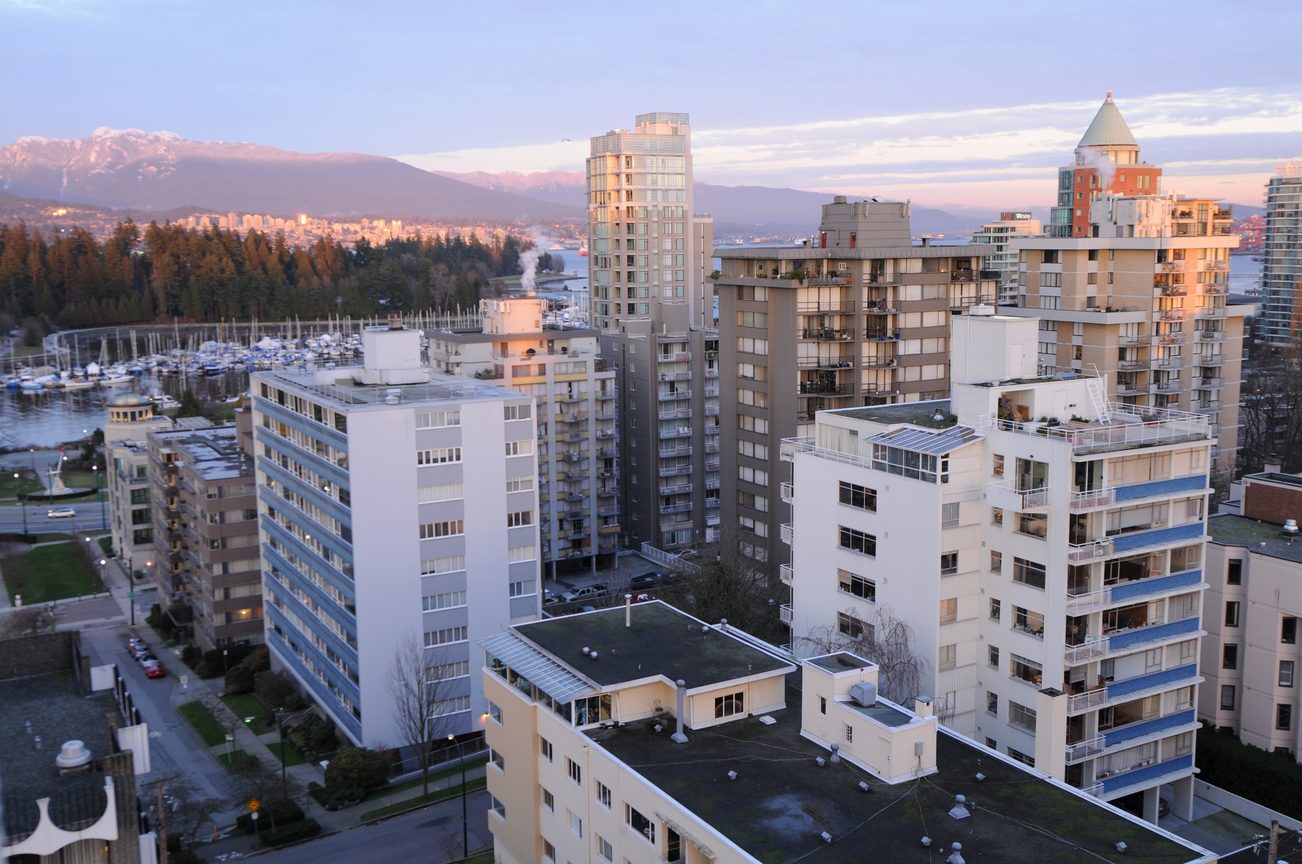 Furnished 4-bedroom condo with city view and modern furnishings. - 1501 - 845 Chilco Street, Vancouver Downtown