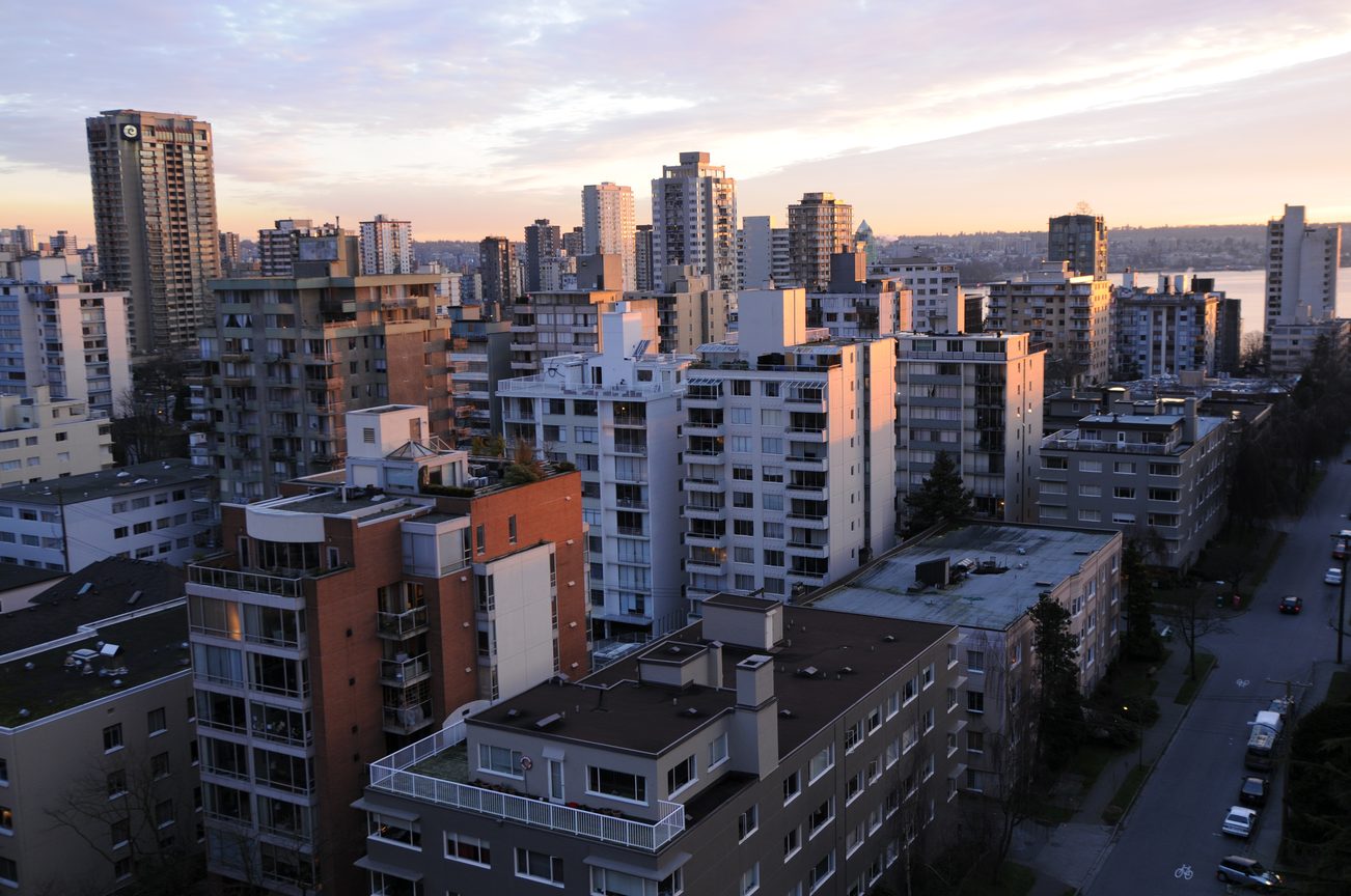 Furnished 4-bedroom condo with city view and modern amenities. - 1501 - 845 Chilco Street, Vancouver Downtown