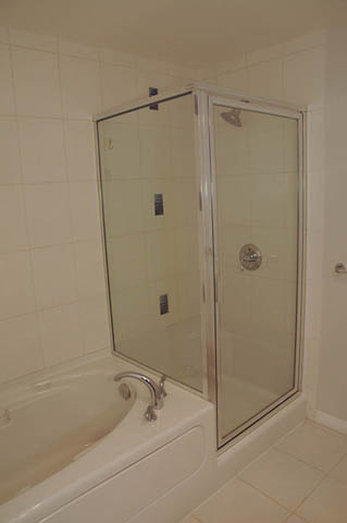Bathroom with bathtub and glass shower enclosure. - 1808 - 188 East Esplanade, North Vancouver