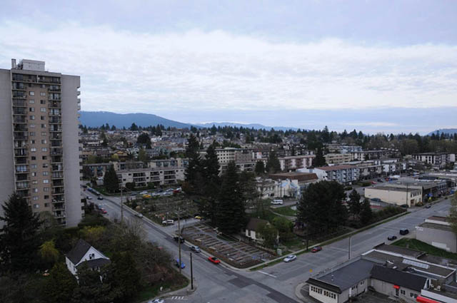 Bright living room with city view and mountain backdrop. - 1808 - 188 East Esplanade, North Vancouver