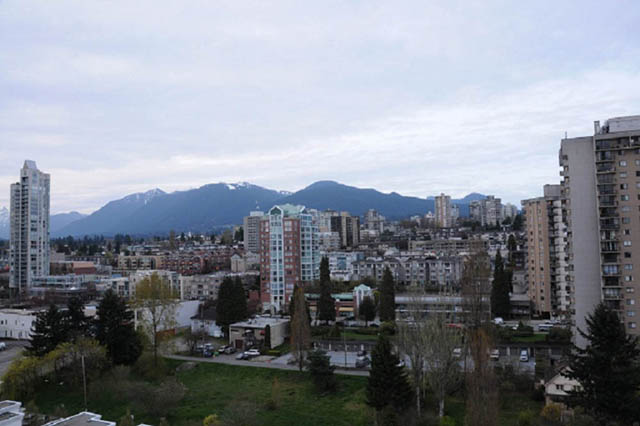 Bright living room with city view and mountain backdrop. - 1808 - 188 East Esplanade, North Vancouver