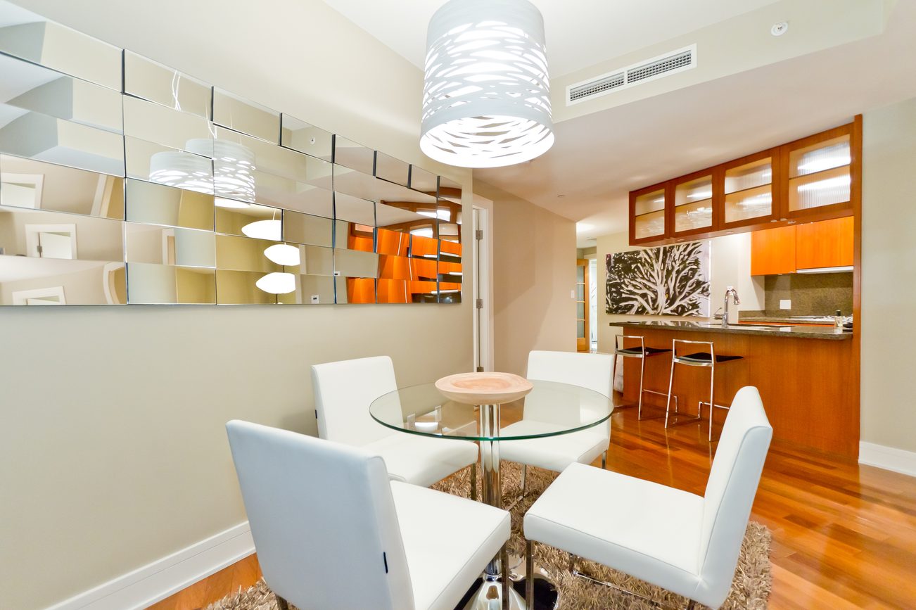 Bright living room with modern furniture, hardwood floors, and a kitchen bar. - 302 - 628 Kinghorne Mews, Vancouver Downtown