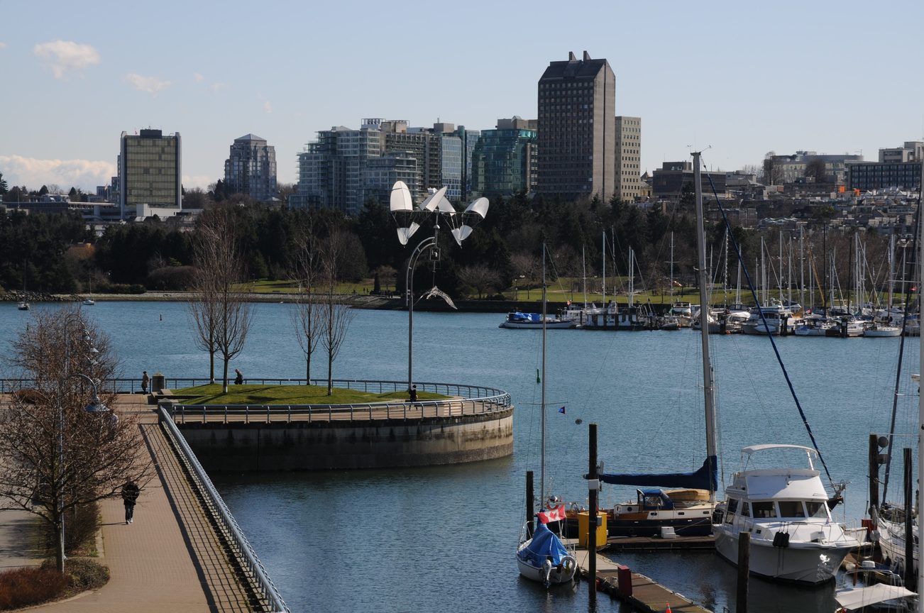 Bright living room with city view and waterfront access. - 302 - 628 Kinghorne Mews, Vancouver Downtown