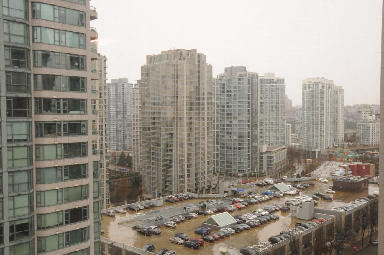 Bright living room with city view and modern furnishings. - 1705-867 Hamilton Street, Vancouver Downtown