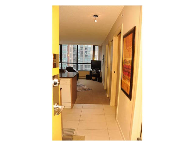 Bright kitchen with modern appliances and city view. - 2602-928 Homer Street, Vancouver Downtown