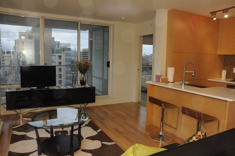 Bright kitchen with hardwood floors, city view, and modern furnishings. - 1405- 565 Smithe Street, Vancouver Downtown