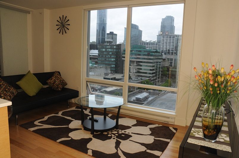 Furnished living room with hardwood floors, city view, and modern decor. - 1405- 565 Smithe Street, Vancouver Downtown