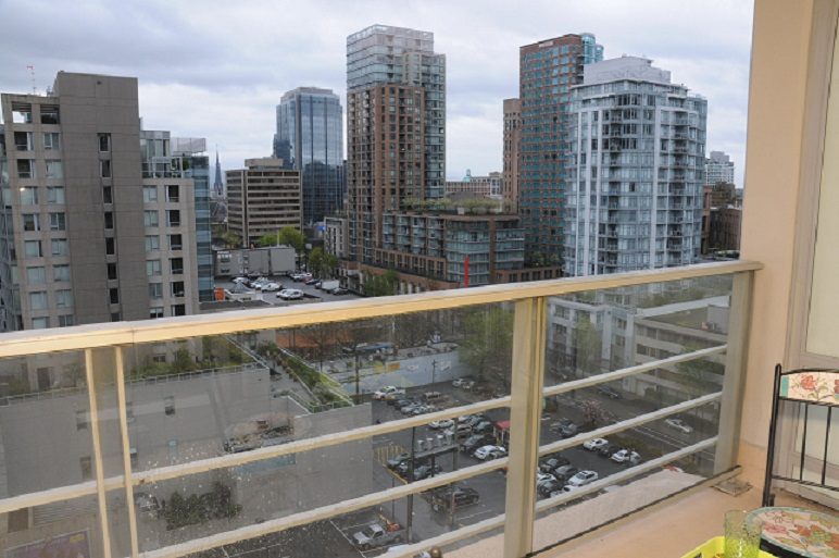 Bright living room with city view and modern furnishings. - 1405- 565 Smithe Street, Vancouver Downtown
