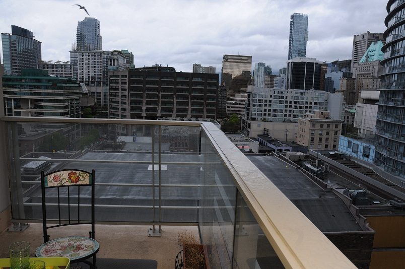 Bright rooftop patio with city view and modern furnishings. - 1405- 565 Smithe Street, Vancouver Downtown