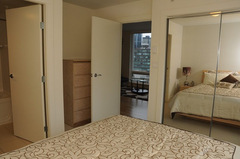 Furnished 2-bedroom condo with hardwood floors and city view. - 1405- 565 Smithe Street, Vancouver Downtown