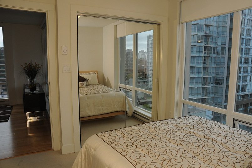 Bright bedroom with hardwood floors and city view. - 1405- 565 Smithe Street, Vancouver Downtown