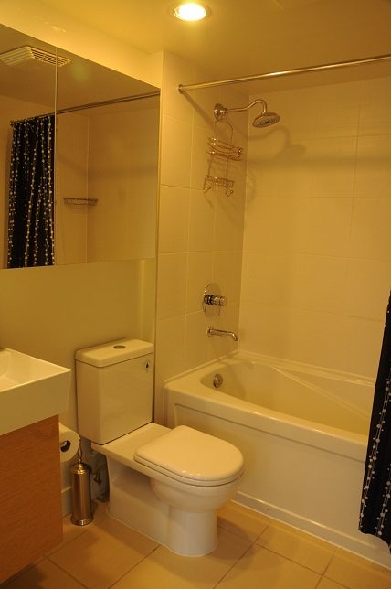 Bright bathroom with modern fixtures and a bathtub. - 1405- 565 Smithe Street, Vancouver Downtown