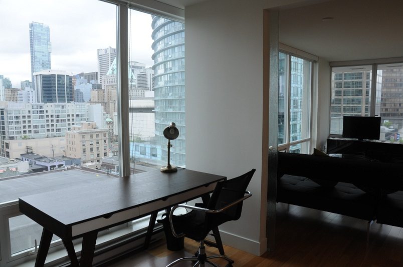 Bright living room with city view and modern furnishings. - 1405- 565 Smithe Street, Vancouver Downtown