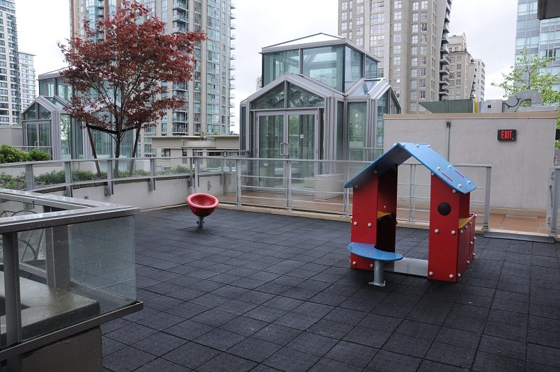 Bright rooftop deck with modern playhouse and city views. - 1405- 565 Smithe Street, Vancouver Downtown