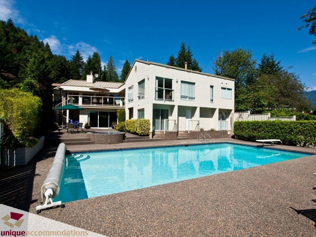 Spacious 4-bedroom + den house with large pool and forest view. - 750 Anderson Crescent, West Vancouver