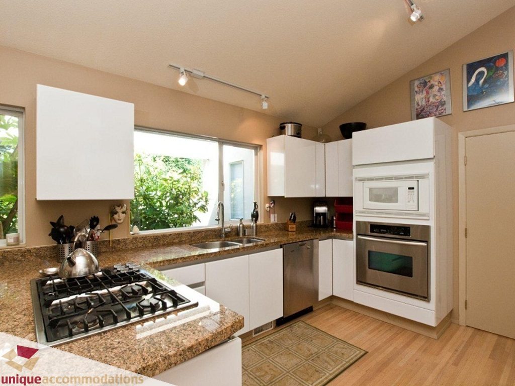 Bright kitchen with granite countertops, hardwood floors, and a city view. - 750 Anderson Crescent, West Vancouver