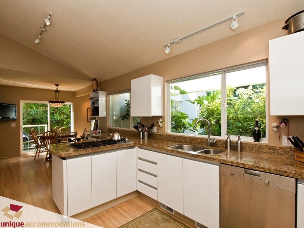 Bright kitchen with granite countertops, hardwood floors, and a view of lush greenery. - 750 Anderson Crescent, West Vancouver