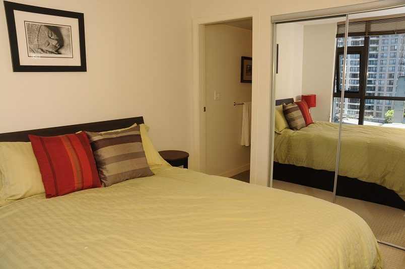Bright bedroom with city view and modern furnishings. - 705 - 538 Smithe, Vancouver Downtown
