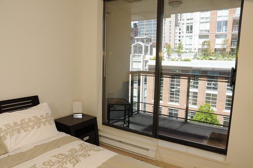 Bright bedroom with city view and modern furnishings. - 705 - 538 Smithe, Vancouver Downtown