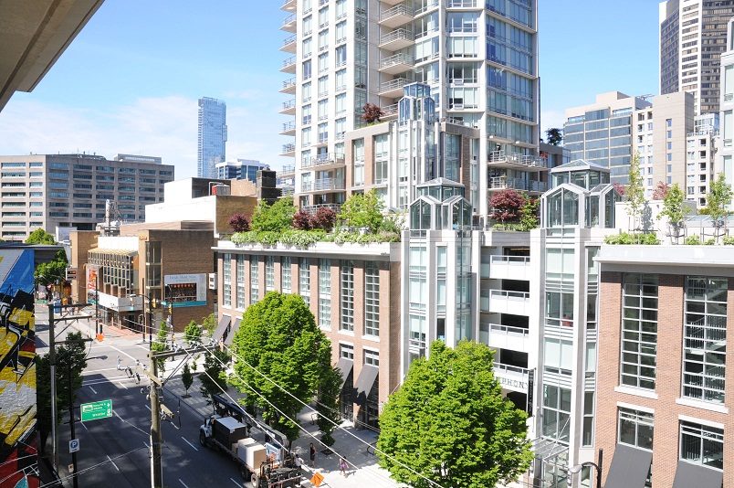 Bright living room with city view and modern furnishings. - 705 - 538 Smithe, Vancouver Downtown
