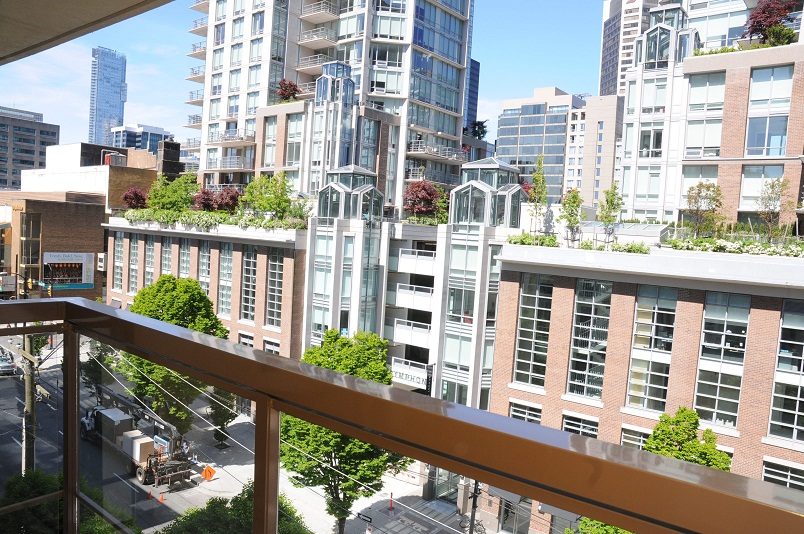 Bright living room with city view and modern furnishings. - 705 - 538 Smithe, Vancouver Downtown