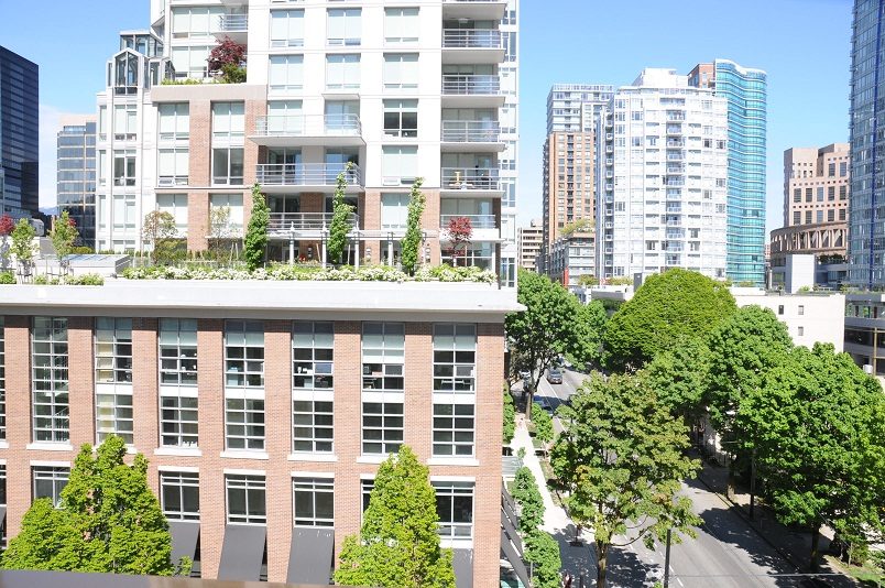 Bright living room with city view and greenery. - 705 - 538 Smithe, Vancouver Downtown