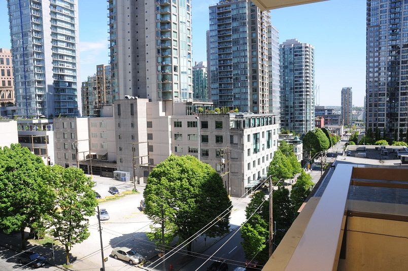 Furnished 2-bedroom condo with city view and modern furnishings. - 705 - 538 Smithe, Vancouver Downtown