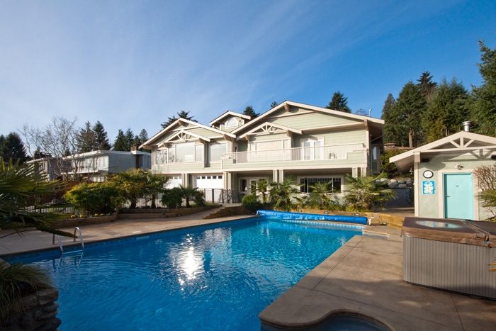 Spacious 7-bedroom house with large pool and modern furnishings. - 967 Roslyn Blvd., North Vancouver